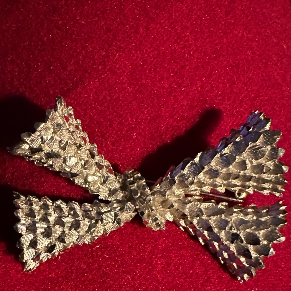 Vintage 1950s art deco gold pin